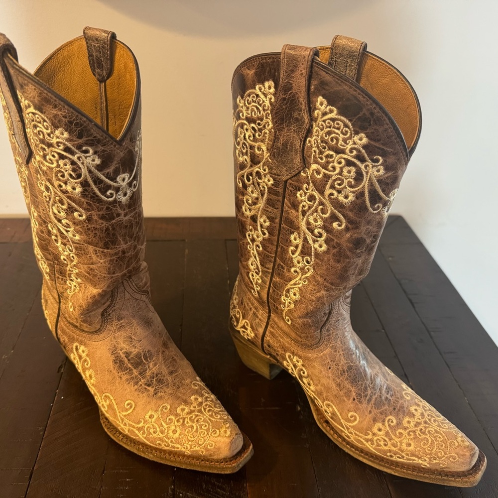 Corral cowboy boot size 3.5 nice condition
